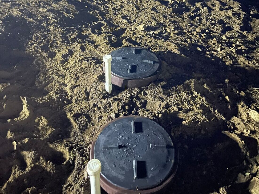 Sistema doble de tratamiento de aguas residuales instalado en 1 día en El Encanto, Valle de Guadalupe, foto nocturna al terminar la obra