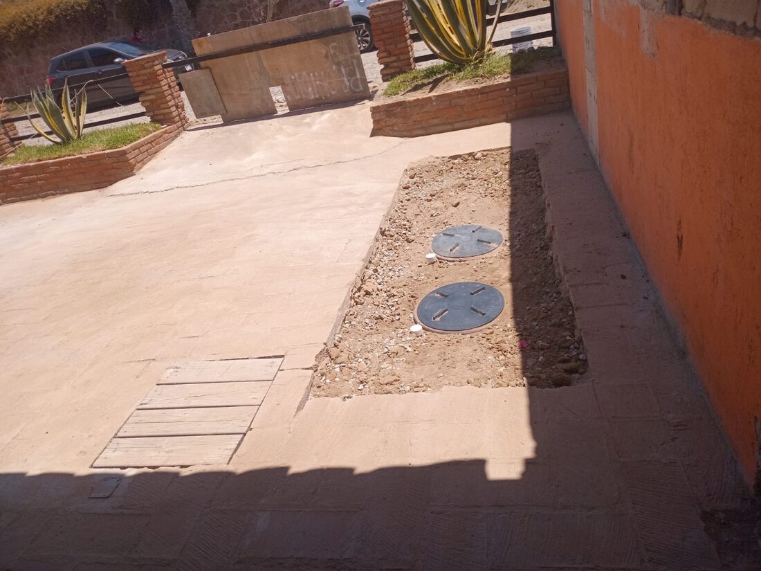 Instalación terminada de sistema de tratamiento de aguas residuales de 2 módulos en zona residencial de Playas de Rosarito, con los registros a nivel de piso